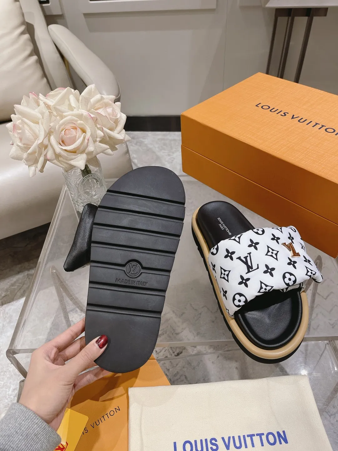 👟👟Ex-factory price 360👟👟 Lvjia brand | ²⁰²5 𝐬𝐬 💛2025 spring and summer latest popular Velcro series...Couple style thick-soled slippers, new rare products at the purchasing level💫 🍒This style is the favorite of celebrities🌟big internet celebrities. A simple and elegant sandal. A good style that you can't take your eyes off at a glance! The thick sole has the effect of increasing the height of the feet. It has the function of elongating the legs immediately. It is exquisite and low-key luxury✔️ No matter it is paired with skirts or trousers, it is super aura🛍 ━━━━━ ЅᏇєєt ━━━━━ ▪️Upper: LV old floral fabric ▪️Outsole: original molded outsole ▪️Shoe size: 35-45